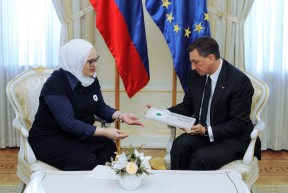 Predsednik republike Borut Pahor je vročil častno pokroviteljstvo nad dogodki ob obeleževanju spomina ob 20. obletnici genocida v Srebrenici. 